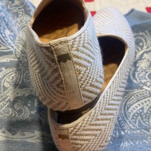 Birdies Heron Taupe Chevron pattern flats size 8